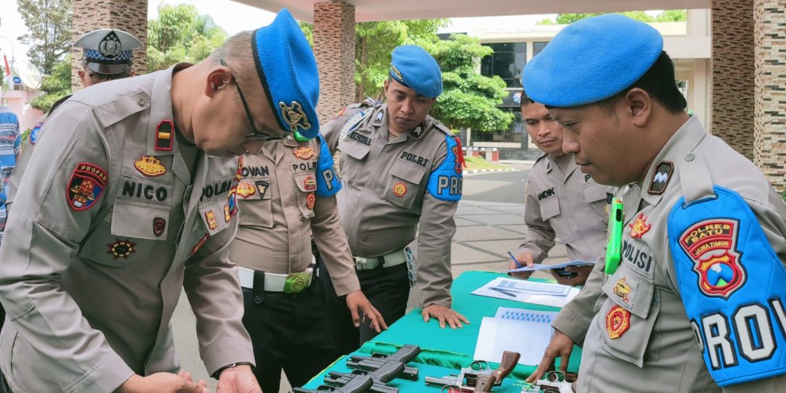 Propam Polres Batu sedang periksa Senpi Anggota Polres dan Polsek Jajaran Polres Batu (Ist)