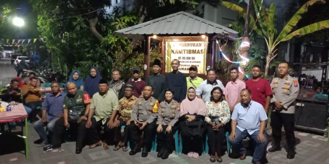 Kasat Binmas Polrestabes Surabaya Kompol Joos Indra, S.H,M.H bersama Kapolsek Dukuh Pakis Kompol Masdawati Saragih,S.H,M.H Cangkrukan bersama warga (Foto)
