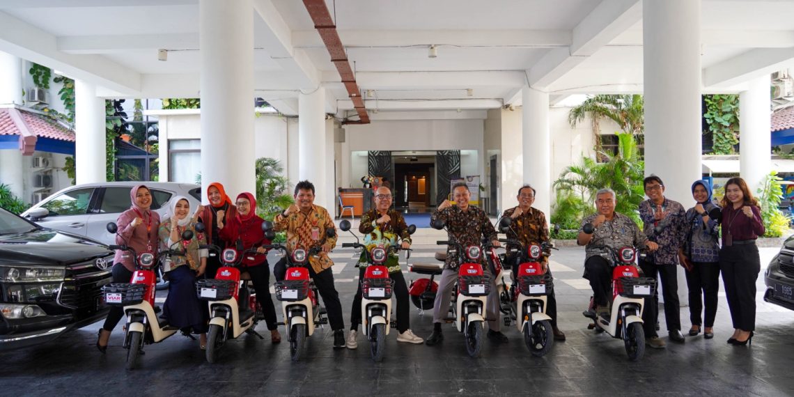 Atasi Permasalahan Emisi Gas Berlebihan, Bank Jatim Berikan 50 Unit Sepeda Listrik Ke Unair 1 Bank Jatim saat berikan 50 unit sepeda listrik