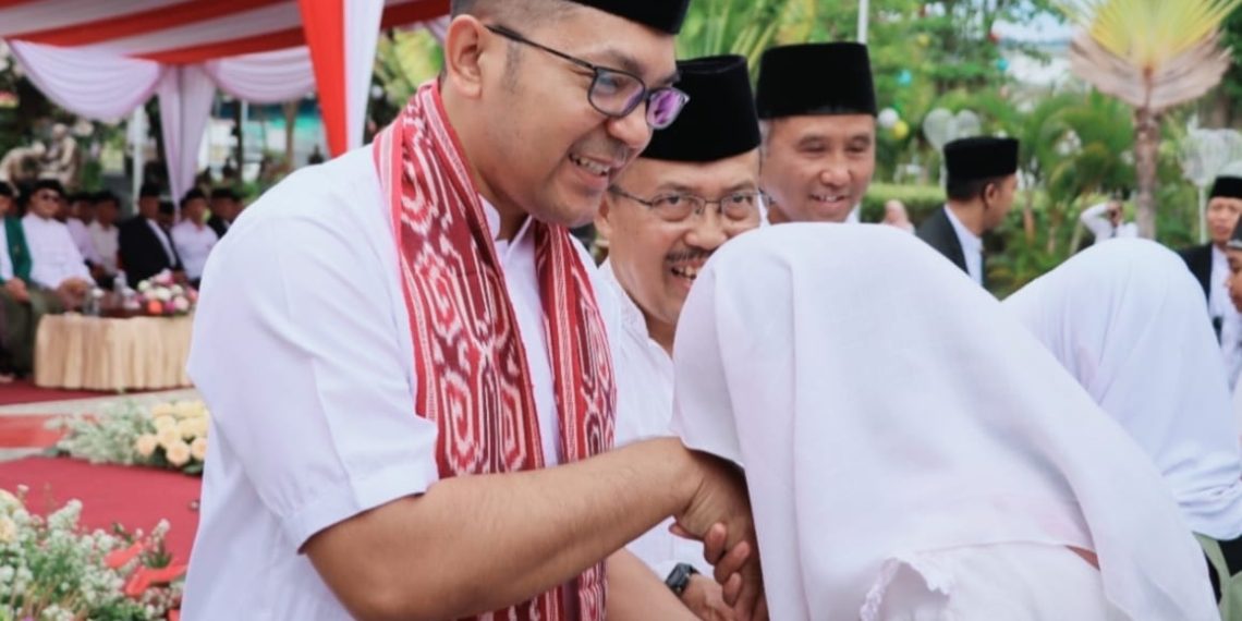 Kapolres Batu Hadir di Perayaan HSN 2024 di Balai Kota Among Tani Batu 1 Kapolres Batu saat menyerahkan santunan kepada Anak Yatim, pada gelaran perayaan NSN 2024 di Kota Batu (Ist)
