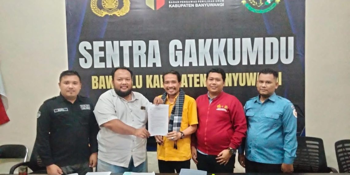 Muhamad Amrullah didampingi aktifis M. Yunus Wahyudi saat menyerahkan surat imbauan kepada Bawaslu Banyuwangi