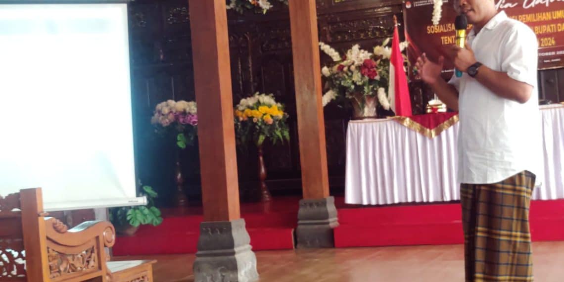 KPU Kab. Kediri Akan Gelar Debat Perdana, Inilah Rencana Lokasi, Jadwal ,dan Sistemnya 1 Eka Setiawan Ferydyanto, Komisioner KPU Kab. Kediri, saat menyampaikan materi sosialisasi keputusan KPU No. 1666 tahun 2024, di Resto Marwah 3, Kediri, pada Selasa siang (22/10/2024) (foto: Eko/bidik news)