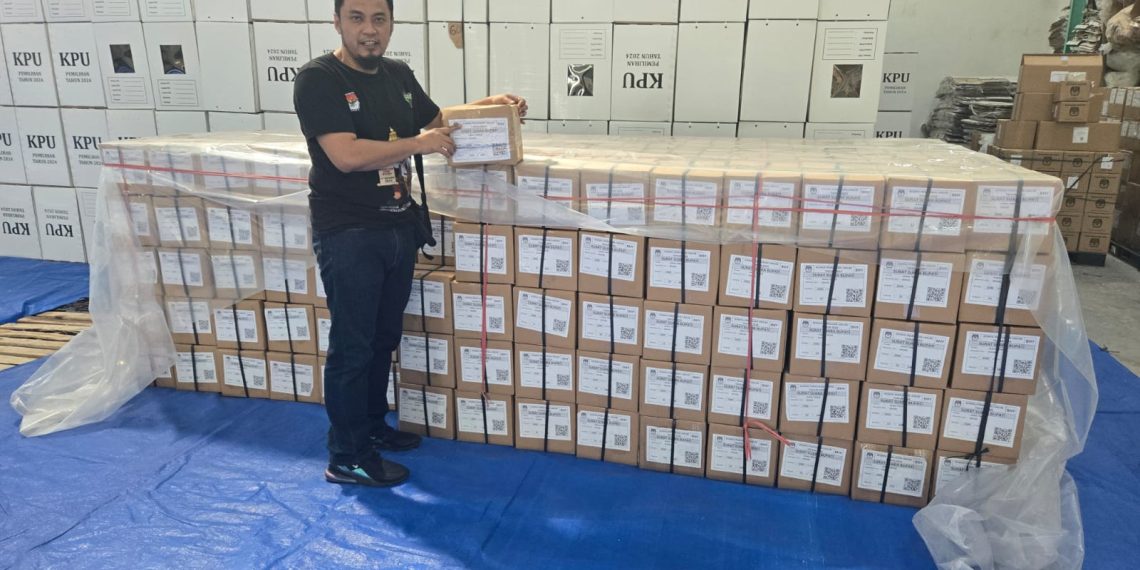 Ketua KPU Kabupaten Kediri Nanang Qosim, saat mengecek Logistik Surat Suara Pilbup Kediri 2024. (foto: ist)