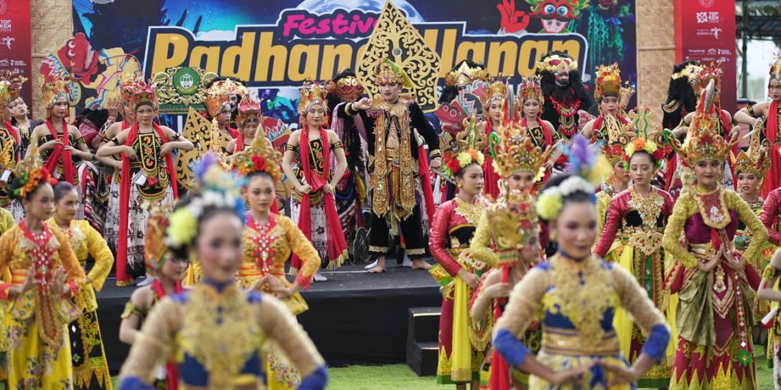 Aksi para seniman cilik suguhkan tarian khas Banyuwangi.