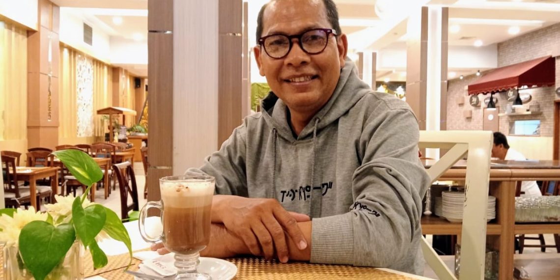 Aktifis lingkungan Ketua LESBUMI PCNU Luqman Hakim dan petisi penolakan. (foto2: ist)