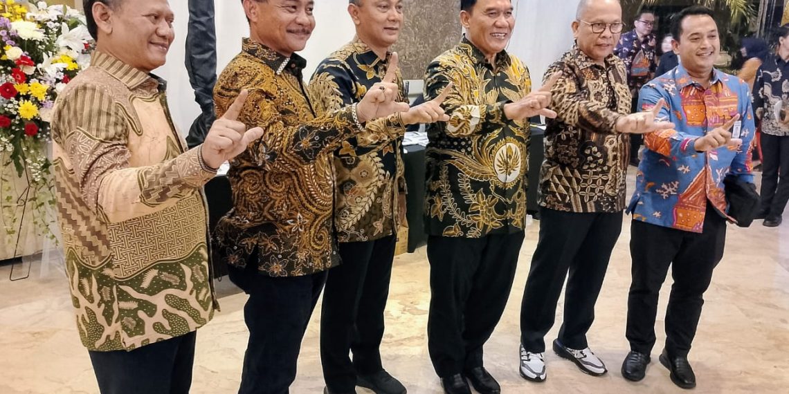 Penasehat Utama sekaligus pemilik DLU, Bambang Haryo Soekartono (BHS) bersama Dirut PT DLU Erwin H Poedjono dalam "Malam Anugerah Prestasi 2024" yang digelar PT DLU, Jumat (25/10/2024) malam. (foto2: hari/bidik.news)