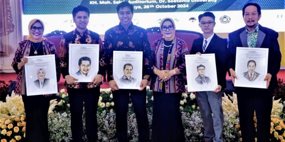 Penyerahan penghargaan Gambar Karikatur pada seluruh keynote Speaker ICEBEMA. (foto: humas)