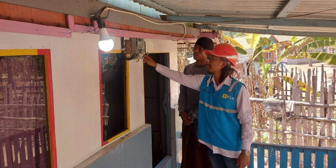 Kado Hari Sumpah Pemuda & HLN Ke-79, Warga Pulau Terpencil Madura Kini Nikmati Listrik 1 Warga Desa Saseel, Saleem (39) nelayan yang kini bisa menikmati listrik, yang sebelumnya mendapat akses listrik dari aki. (foto: ist)