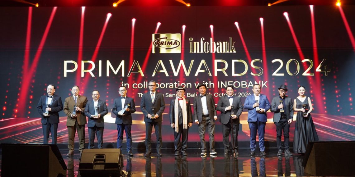 Teks foto : Bank Jatim saat sabet penghargaan