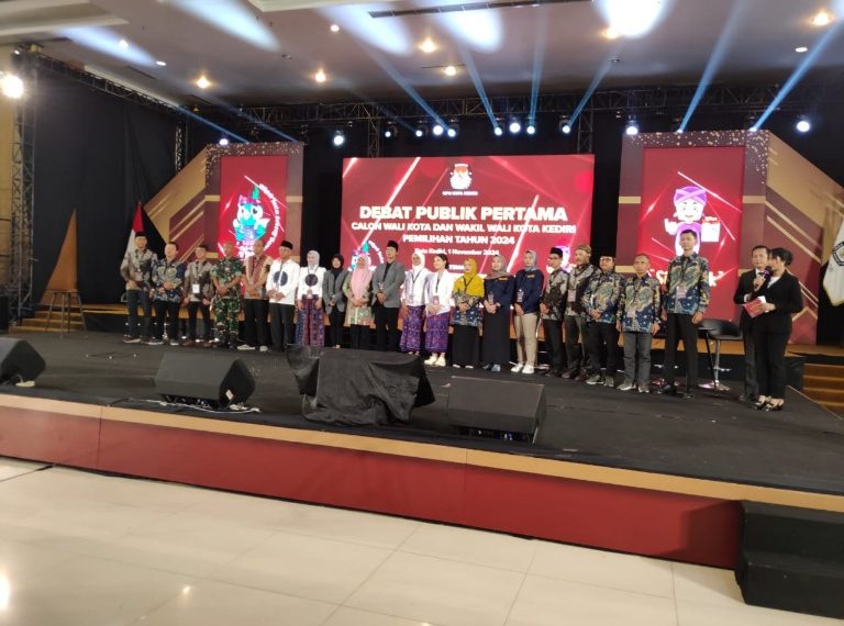 Paslon No 1 dan Paslon No.2. saat mengikuti Debat Publik Pertama yang di selenggarakan oleh KPU Kota Kediri, pada jum'at malam (01/11/2024) (foto: Eko/ bidik news)