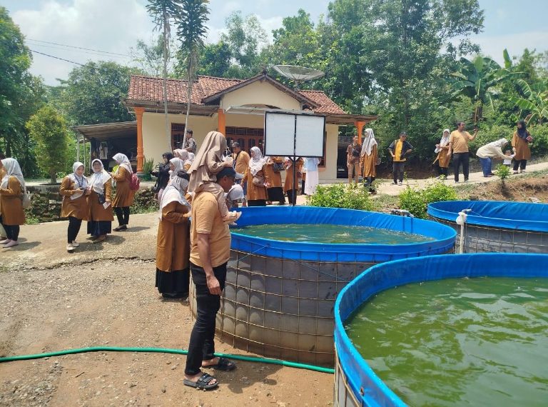 Pemerintah Desa Bunderan Sidayu saat melakukan pelatihan budidaya ikan lele dengan metode Bioflok, yang diadakan di Pusat Budidaya Ikan Lele Mina Mulia, Gunungkidul, Jawa Tengah