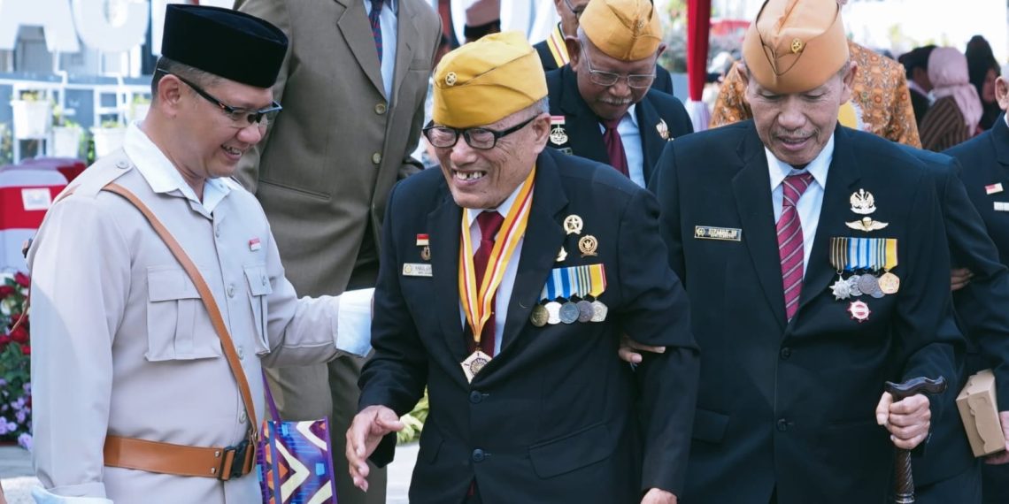 Fantastis! Peringati Hari Pahlawan 2024, Pj Wali Kota Batu Gunakan Kostum Pejuang  1