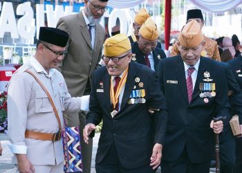 Fantastis! Peringati Hari Pahlawan 2024, Pj Wali Kota Batu Gunakan Kostum Pejuang 