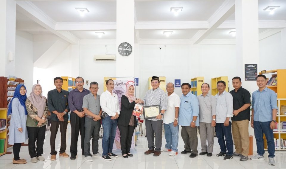 dr.Fredy Purnomo saat serahkan koleksi buku pribadi