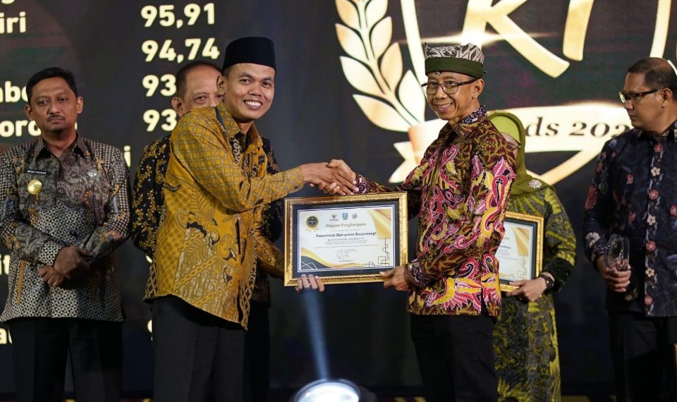 Edi Purwanto menyerahkan penghargaan kepada Guntur Priambodo (Ist)