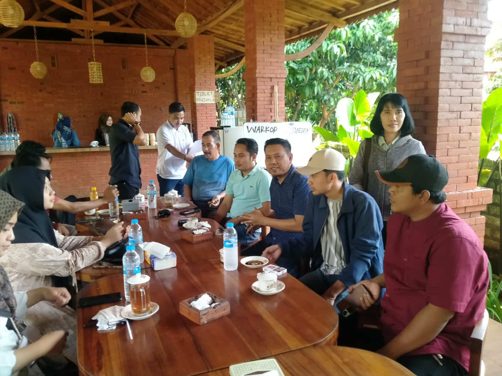 Reses di Randuagung, Hasanuddin Disambati Jalan Desa Rusak dan Sistem Saluran Air Pertanian 1