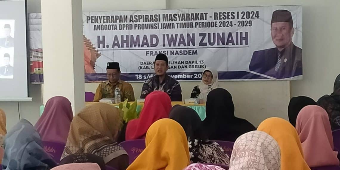 Teks foto : Anggota Fraksi NasDem DPRD Jatim H.Ahmad Iwan Zuna ih saat serap aspirasi masyarakat di Gresik