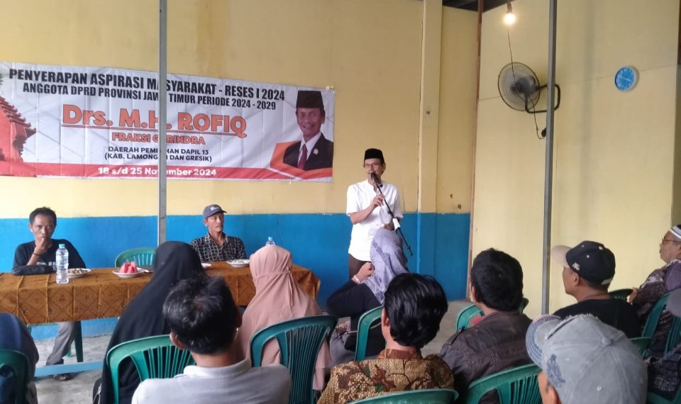 Anggota Fraksi Gerindra DPRD Jatim Drs.M.H.Rofiq  saat serap aspirasi warga   Bungah kabupaten Gresik