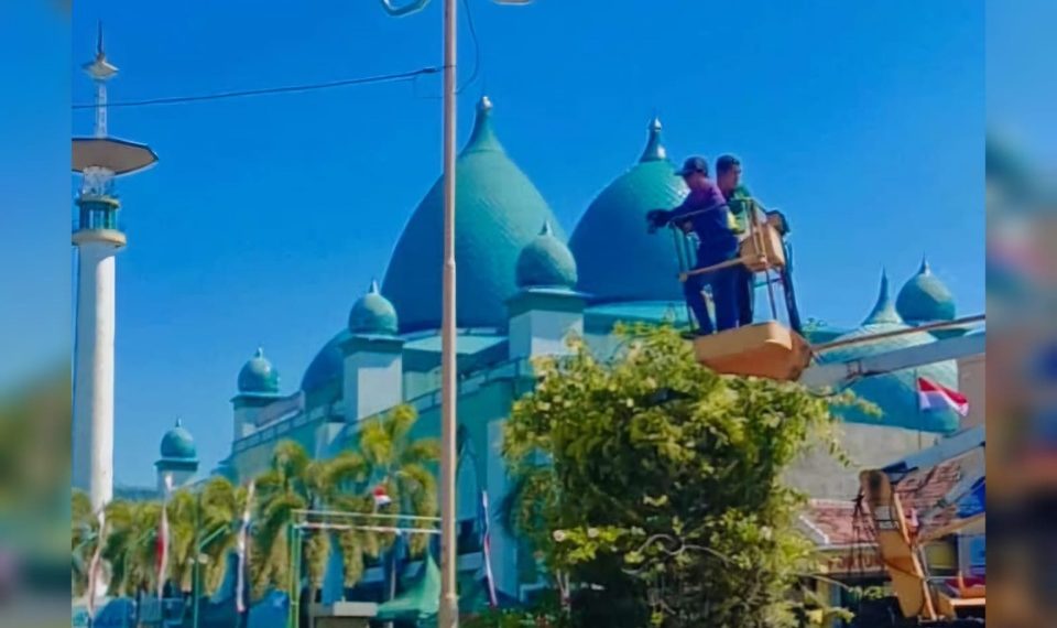 Kegiatan perbaikan LPJU depan Pendopo Kabupaten Banyuwangi