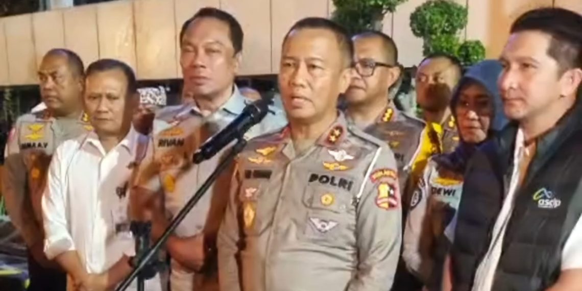 Irjen Pol Aan Suhanan memberikan keterangan kepada awak media saat meninjau Pelabuhan Ketapang