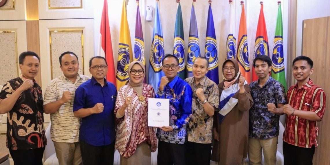Unitomo Raih Hibah Bergengsi untuk Inovasi Pembelajaran Digital dari Ditjen Dikti 1 Rektor Unitomo di dampingi Warek I & III dan Dekan FKIP foto bersama Tim Dosen FKIP Penerima Hibah Inovasi Pembelajaran Digital. (foto: ist)