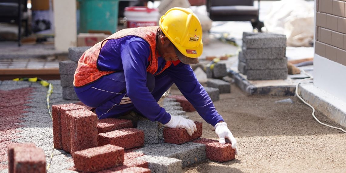 Pengaplikasian solusi beton paving block berpori di area hunian tapak rumah lingkungan tipe 36 SIG di IKN, yang mampu menyerap air untuk mengurangi limpasan permukaan (surface run-off). (foto: ist)