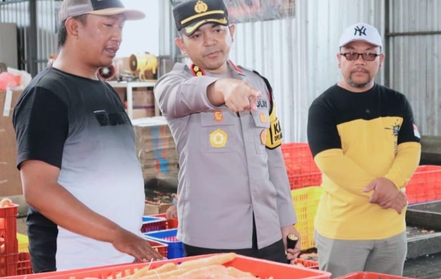 Foto : Kapolres Batu saat blusukan melalui Jumat Curhat.(Ist) 