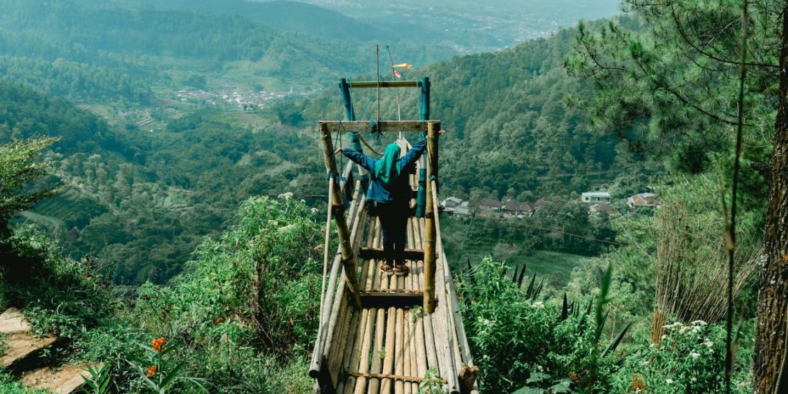 Wisatawan menikmati aktivitas liburan di sekitar kawasan Coban Rondo serta Bobocabin Coban Rondo. (foto2: ist)