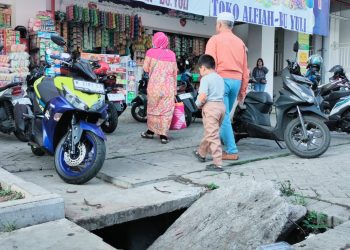 Area Pasar Among Tani Ada Lubang Menganga, Pengunjung : Gak Bahaya Tah ? 
