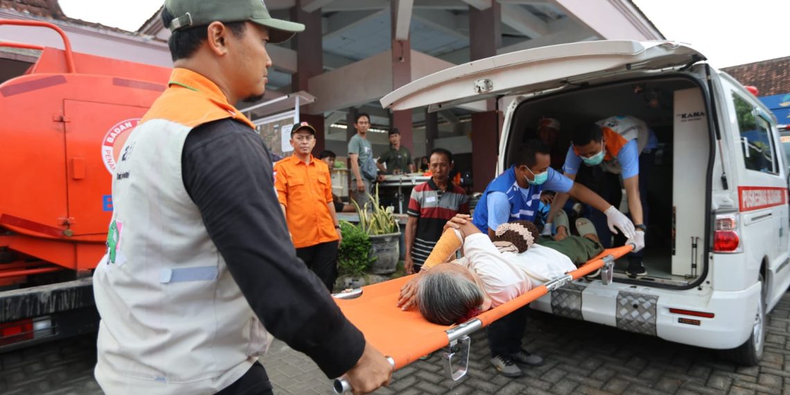 Petugas saat melakukan simulasi evakuasi bencara