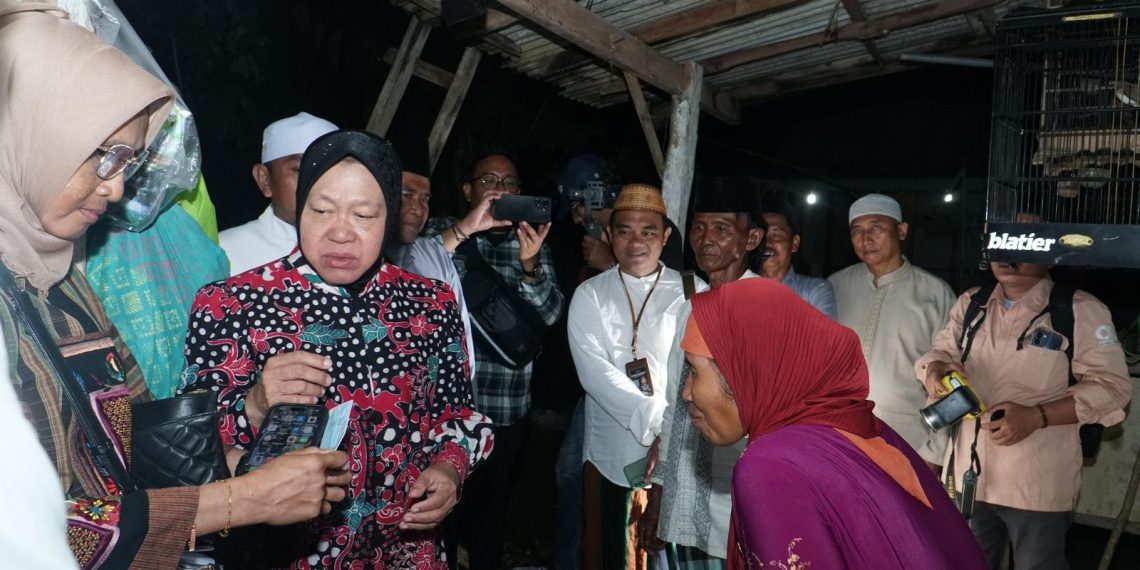Dikunjungi Risma, Buruh Tani Miskin di Pelosok Sampang Sangat Bahagia 1