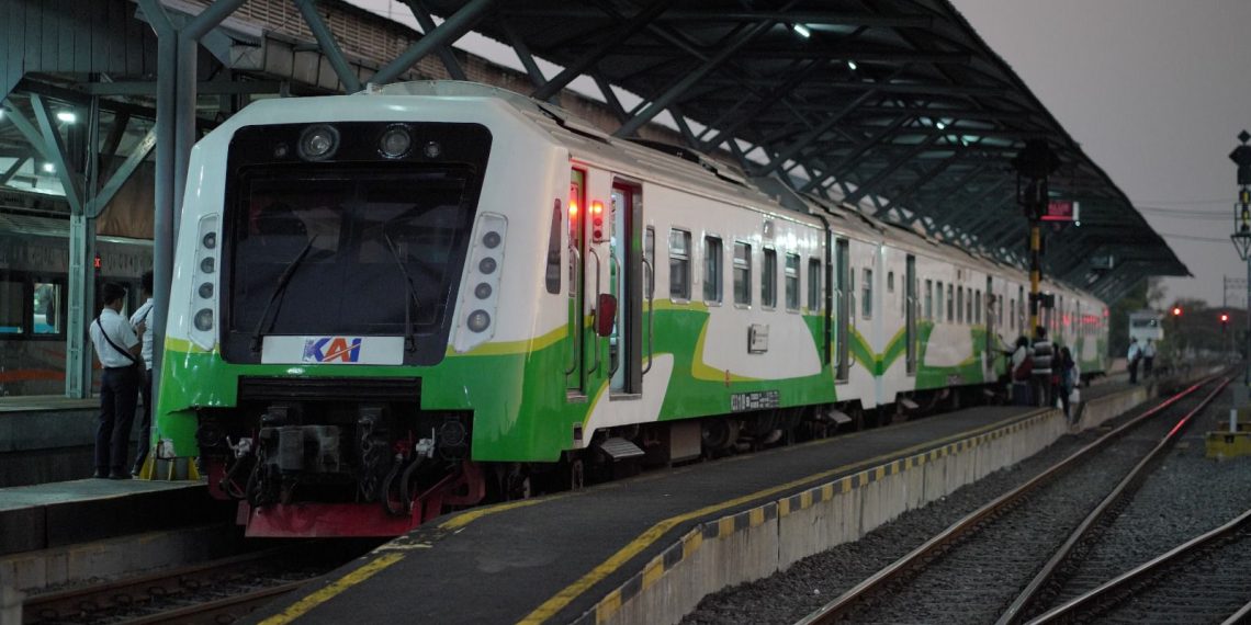 KAI Commuter Catat Torehan Baru di Wilayah 8 Surabaya 1 Sebulan pasca penambahan stamformasi, volume pengguna Commuter Line Dhoho-Penataran & Supas meningkat signifikan. (foto: ist)