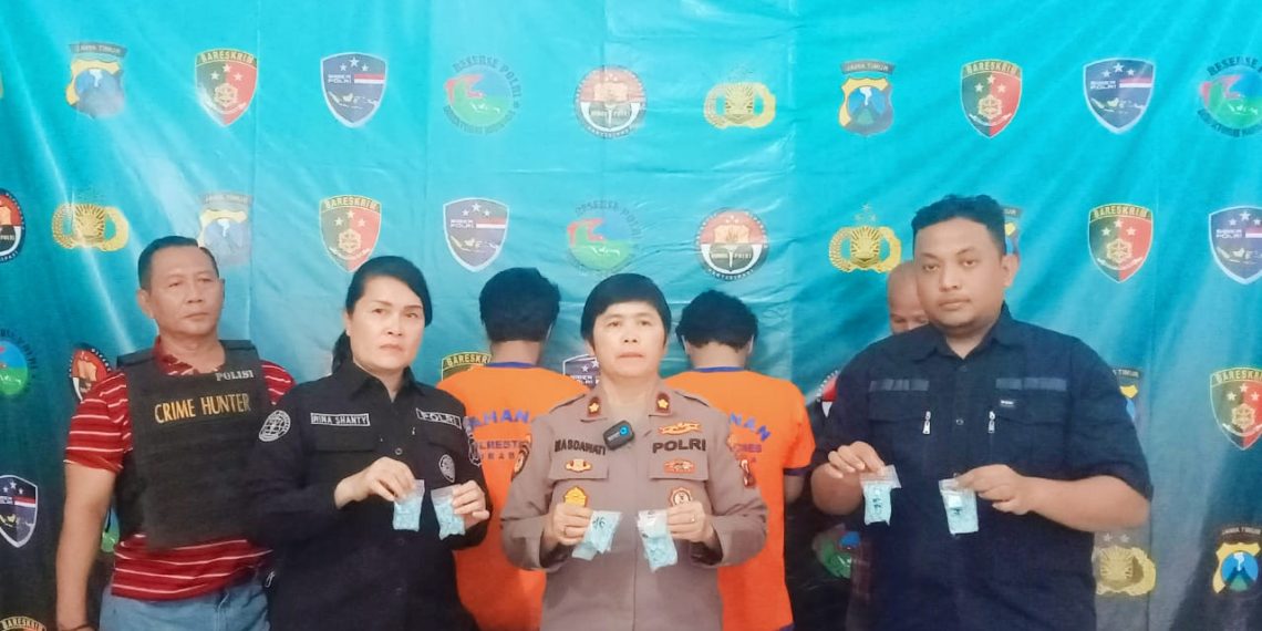 Barang bukti Pil ekstasi di Lihatkan Kapolsek Dukuh Pakis kompol Masdawati saragih(foto)