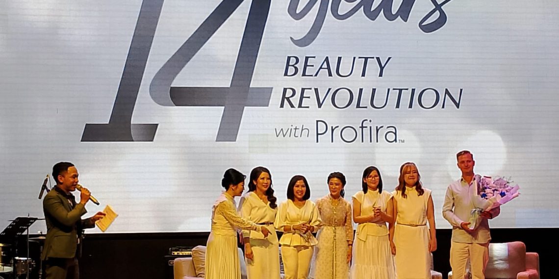 Klinik Profira merayakan Anniversary ke - 14 bertema "Beauty Revolution with Profira" di Atrium Food Society Pakuwon Mall Surabaya, Sabtu (16/11/2024). (foto: hari/bidik.news)