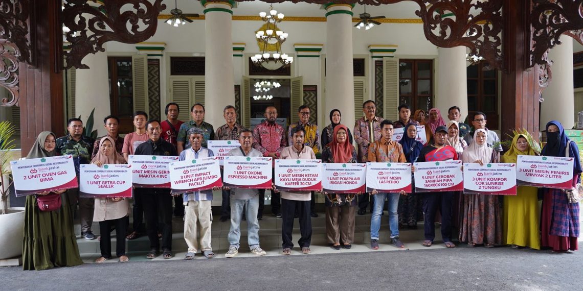 Teks foto : Bank Jatim saat salurkan CSR
