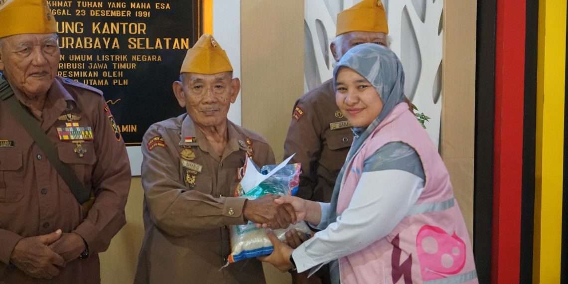 Penyerahan bantuan sembako kepada para veteran di Surabaya dan Madiun. (foto: ist)