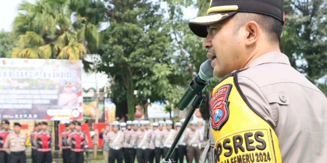Kapolres Batu saat pimpin Apel Gabungan dan Patroli Skala Besar. (Ist) 