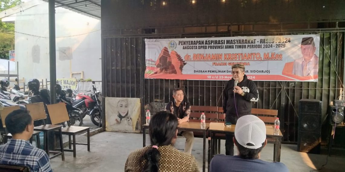 Anggota DPRD Jatim Fraksi Gerindra dr.Benjamin Kristianto , M.Kes saat serap aspirasi warga sedati