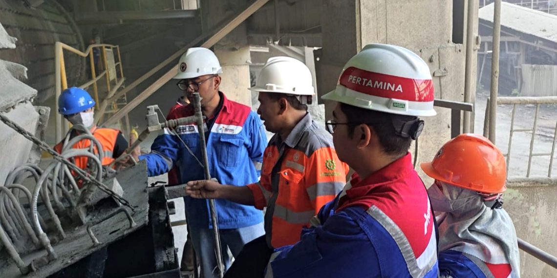 Karyawan SIG & PT Pertamina Lubricants melakukan inspeksi pelumasan open gear di area ball mill Pabrik Indarung IV, PT Semen Padang, Sumatra Barat. (foto: ist)