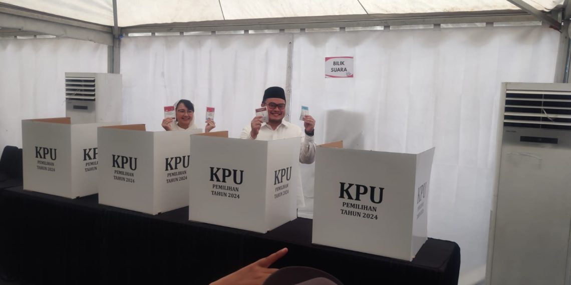 Cabup Kediri Hanindhito Himawan Pramana Bareng Istri Nyoblos di TPS 010 1