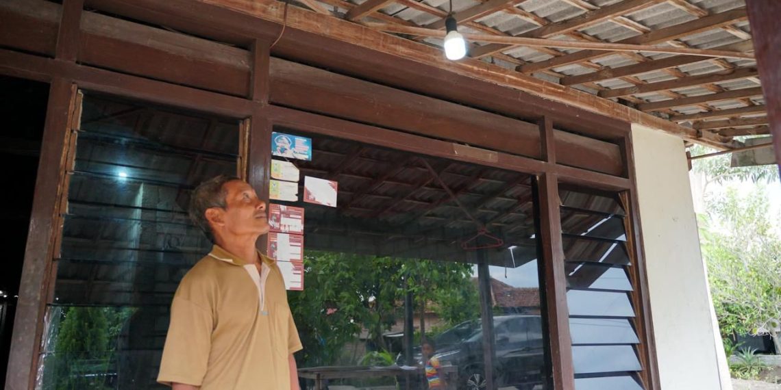 Sambut Nataru, PLN Berbagi Kebahagiaan dengan Sambung Listrik Gratis Warga Tak Mampu 1 Sumarlik, warga Karangrejo, Surabaya mendapat bantuan sambung listrik gratis dari PLN. (foto: ist)