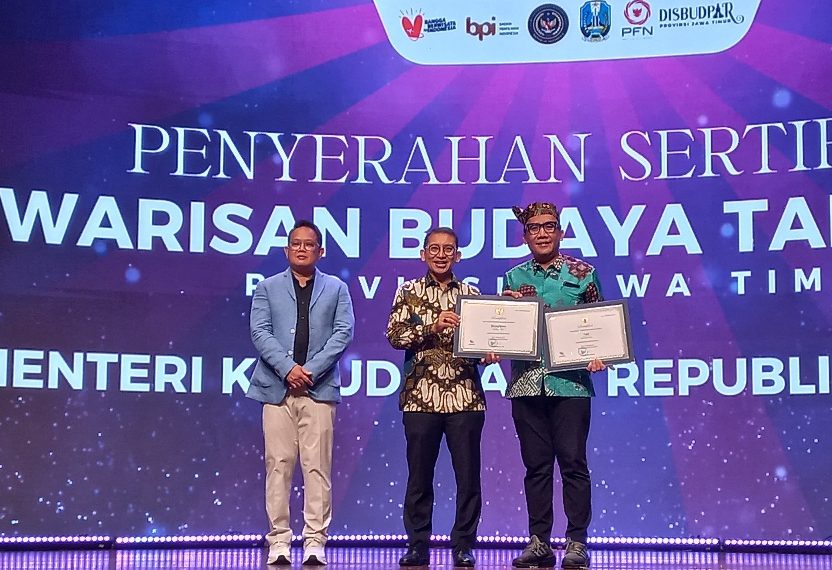 Menteri Kebudayaan RI Fadli Zon menyerahkan 2 sertifikat WBTbI khas Gresik kepada dr Saifuddin Ghozali Kadis Prekrafbudpora Gresik