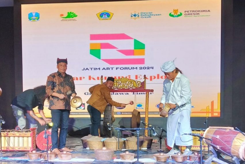 Bupati Gresik Fandi Akhmad Yani menabuh alat musik tradisional bersama para seniman dalam pembukaan Jatim Art Forum 2024 di GNI Gresik