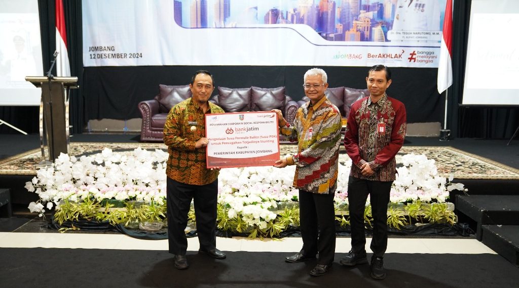 Bank Jatim saat serahkan CSR