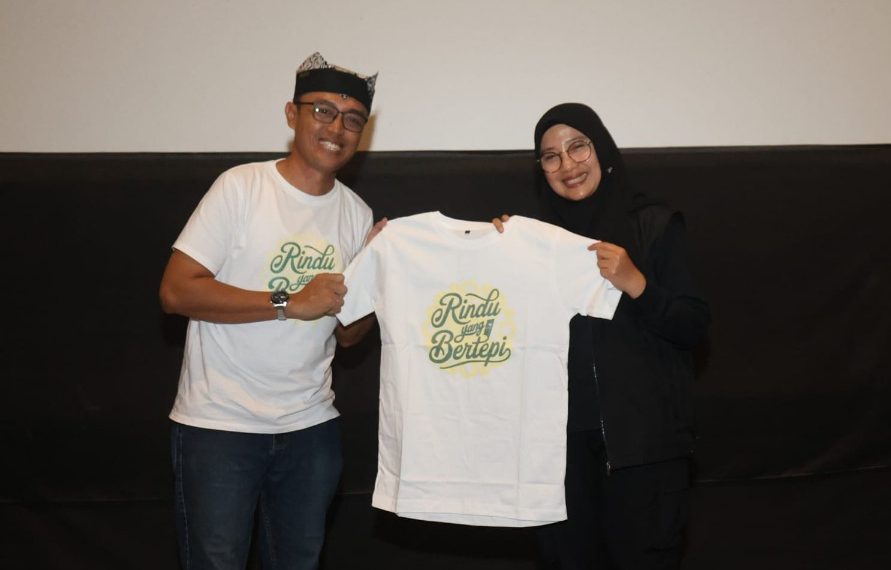 Bupati Banyuwangi Ipuk Fiestiandani bersama produser film ‘Rindu yang Bertepi’ Idrus Efendi