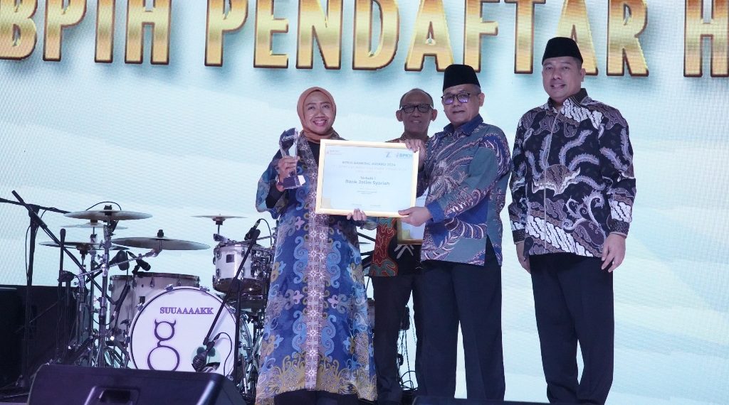 UUS Bank Jatim saat raih penghargaan