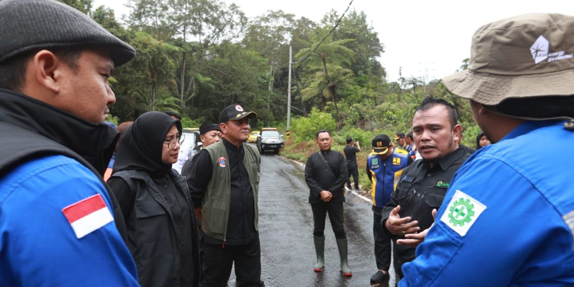 Ipuk Fiestiandani bersama pihak terkait saat mengecek kawasan hutan sekitar erek-erek Gunung Ijen