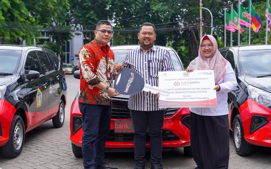 Bank Jatim saat salurkan CSR