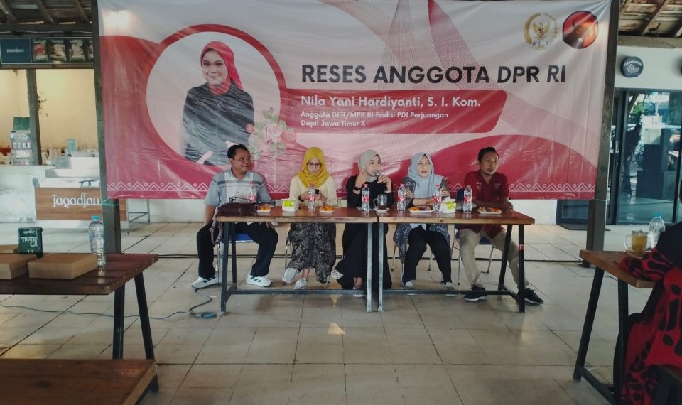 Anggota DPR RI dari PDIP, Nila Yani Hardiyanti saat Reses di Warkop Jagad Jawi Cerme, Gresik