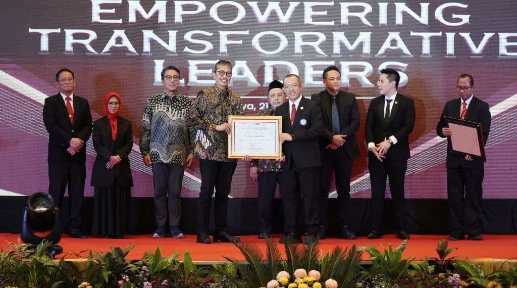 Dirut Bank Jatim saat terima penghargaan